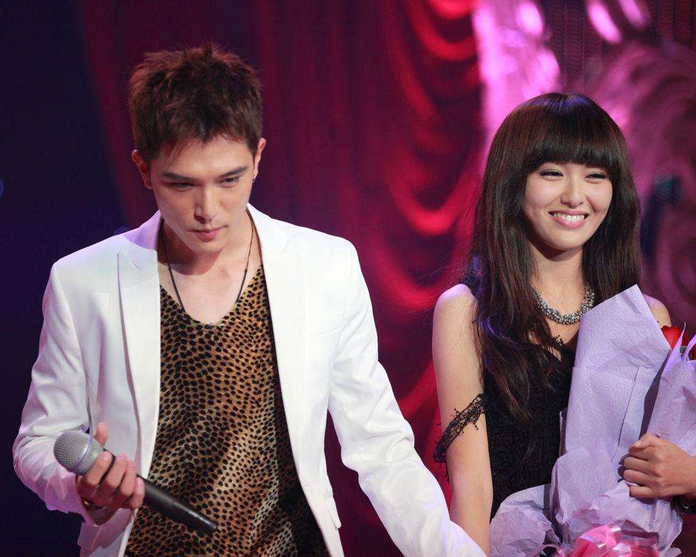 杨丞琳当面恭喜邱泽得奖 邱泽和唐嫣啥时能上演世纪大和解?