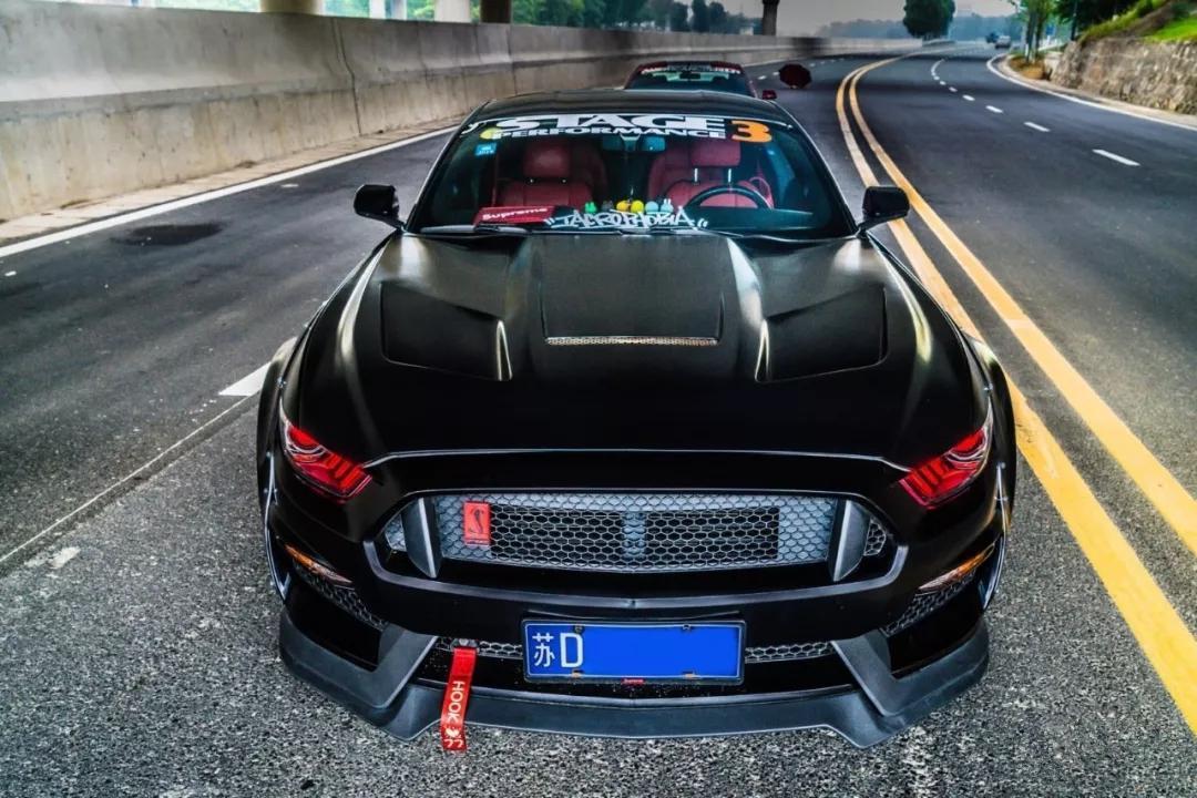 将Mustang打造成红眼猛兽,用来开顺风车还抱得美人归!
