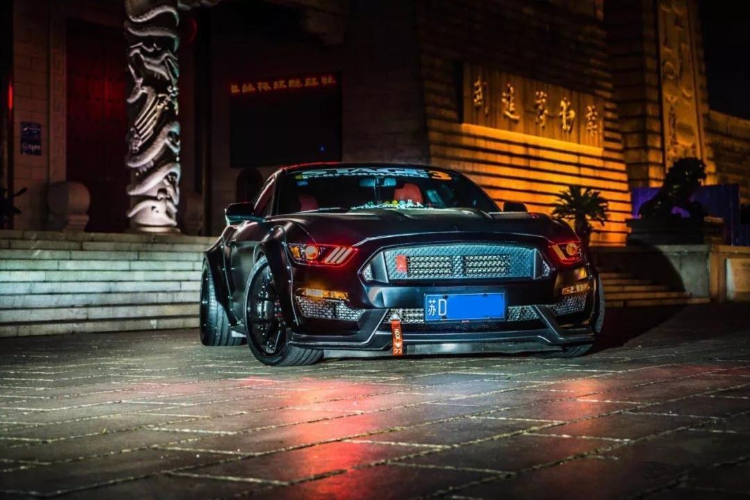 将Mustang打造成红眼猛兽,用来开顺风车还抱得美人归!