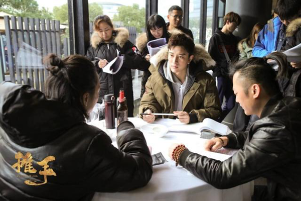 贾乃亮新剧《推手》即将杀青,搭档王鸥刘欢上