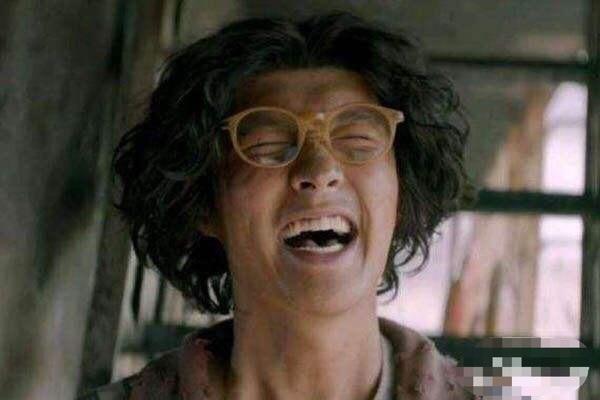 张艺兴被黄渤逼迫吃生鱼,性格大变,变身小恶魔