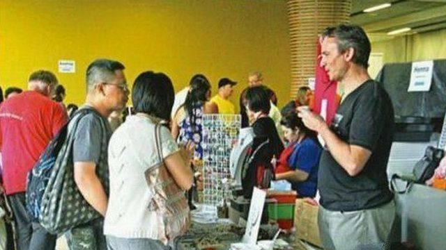 TVB唯一签约老外, 参演过200多部影视剧, 如今为生活街边摆摊