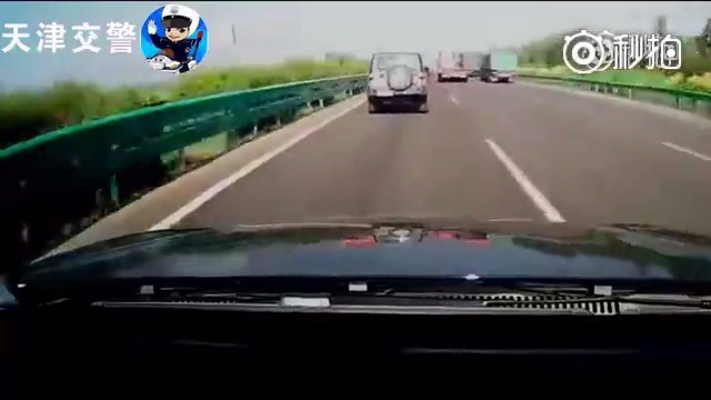【必学！老司机教你保命经验】 在高速上遇到堵车，除了减速刹车外，一定要从...