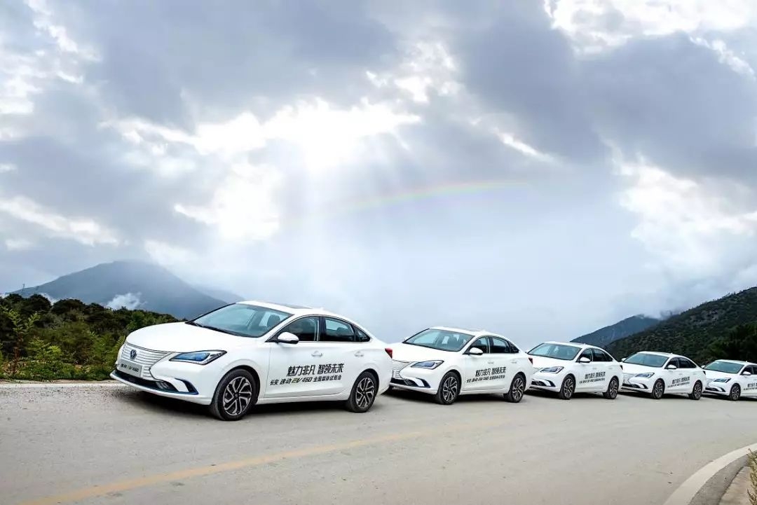 这款电动车续航超400KM,科技配置高,刹车竟成摆设?