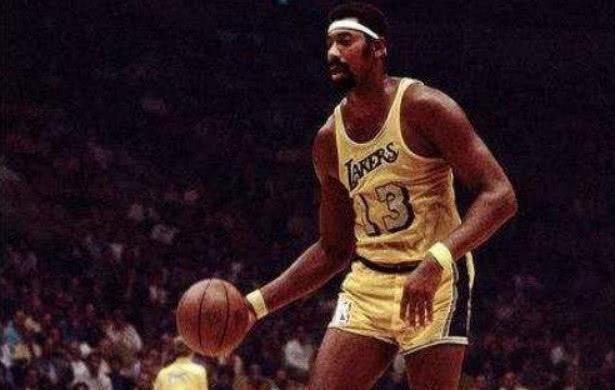 他让NBA被迫改变规则,罚球不准怎么办?张伯伦