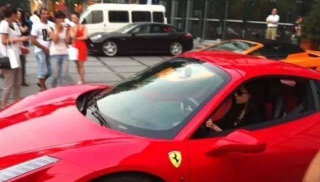 隐形女富豪现身, 名下豪车更不是一般的明星能比的