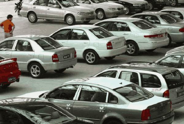 仓库库存车爆满，降价都没人买，消费者观望市场，4S店却难受了