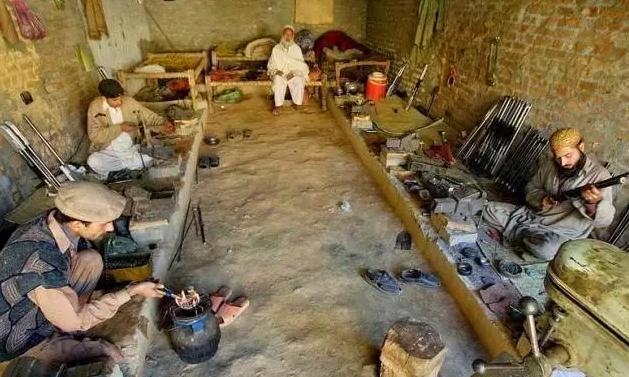 实拍巴基斯坦非法枪支制造村, 全村都有枪