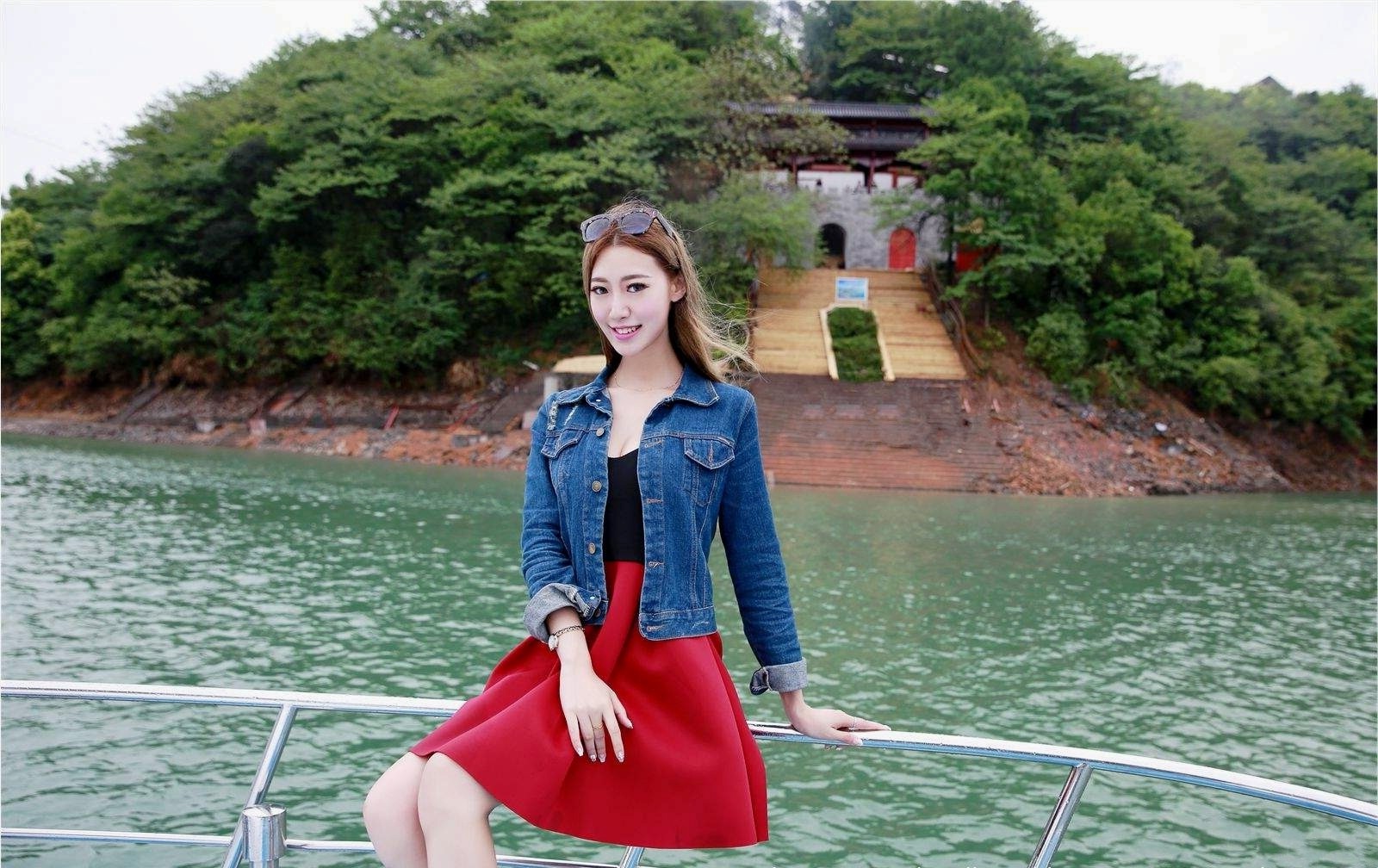 人像摄影(走在户外旅游的时尚开心美女)