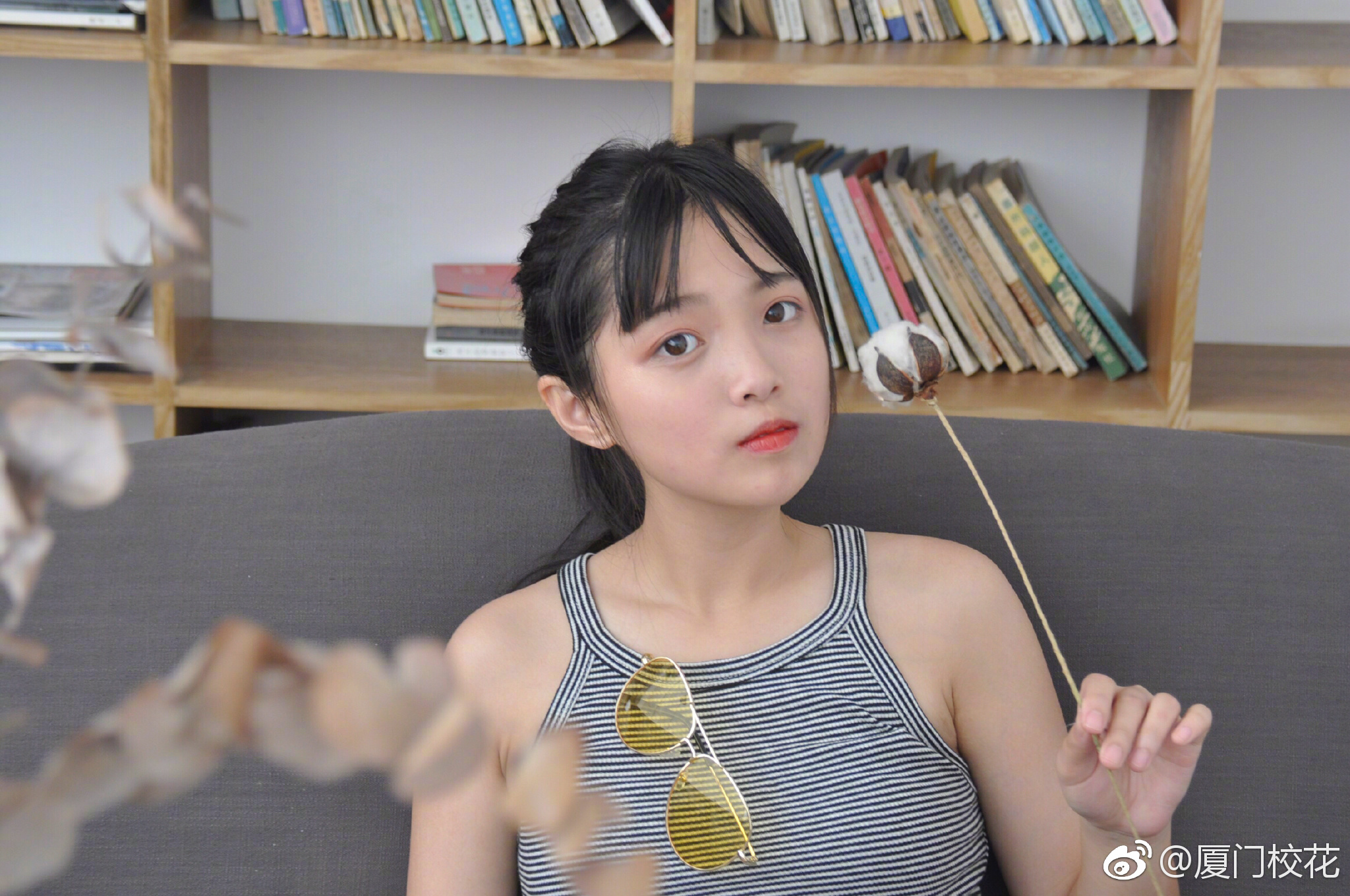 她叫黄丹霖,15岁,就读于海沧实验中学,爱好声乐、钢琴、打游戏