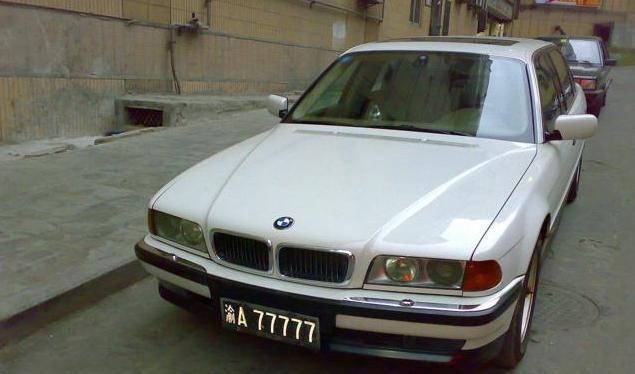 重庆最牛牌僵尸车, 300多万的豪车停靠路边, 路人感叹