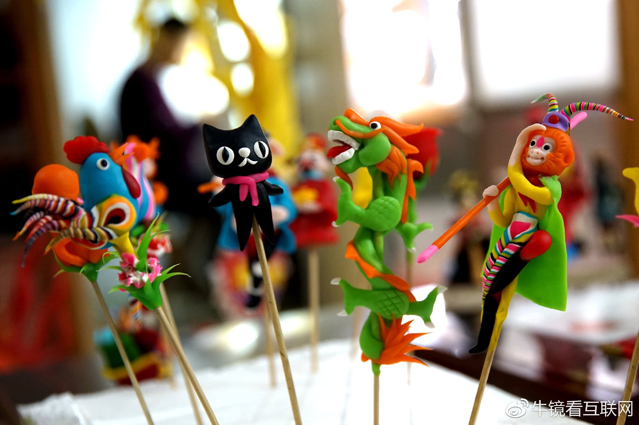 河南面塑艺人捏出能吃的面人,完爆国外橡皮泥,一年卖出几十吨