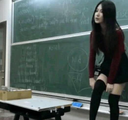 90后“长筒袜”美女老师走红，弯腰的那一刻，网友：捂脸