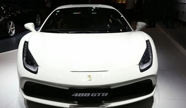 小男孩把百万法拉利当画板，车主却说画比车值钱