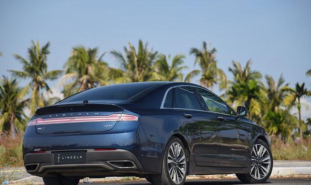 颜值超越奔驰C级, 2.0L连体尾灯, 30万买它还是奥迪A4L?