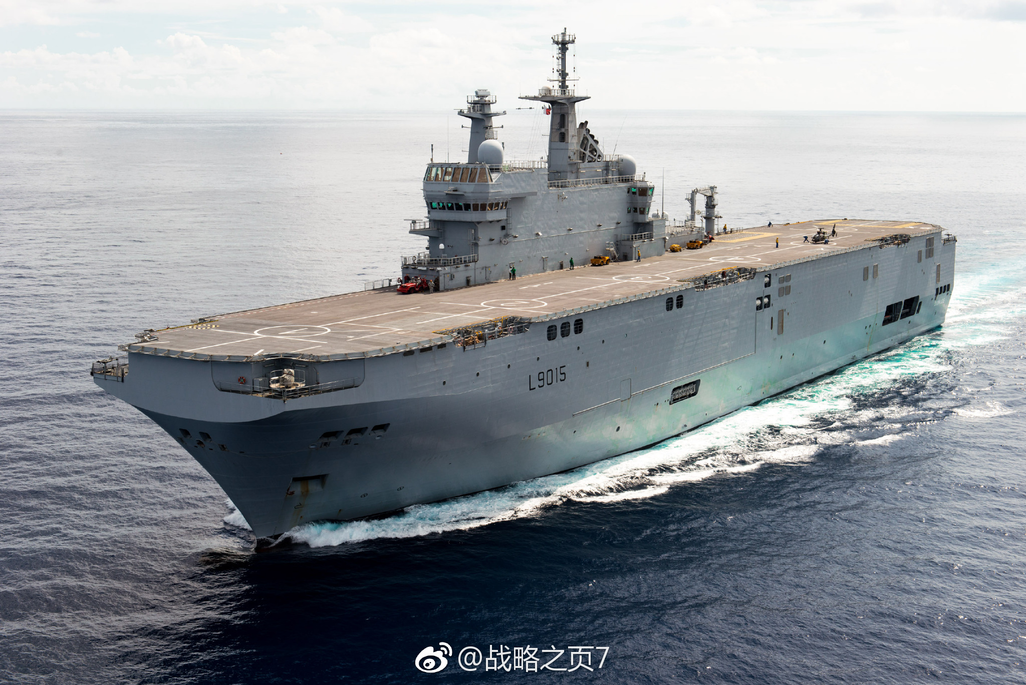 6月2日法国海军两栖攻击舰迪克斯梅德号、护