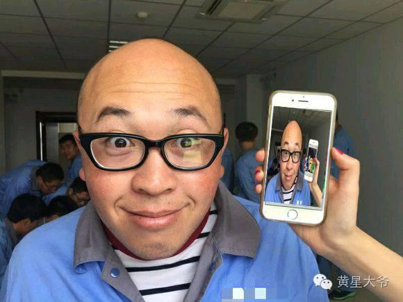 光头大叔想要一张霸气的屏保,不过这表情实在太逗比了,简直就是一个