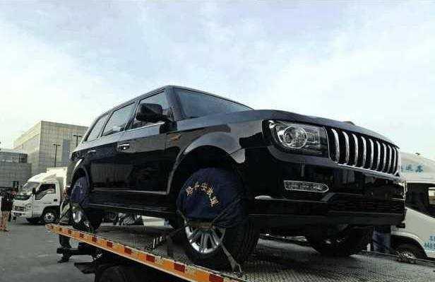 红旗LS5已经实车上路, 车身共17条龙, 车型硬朗胜过路虎!