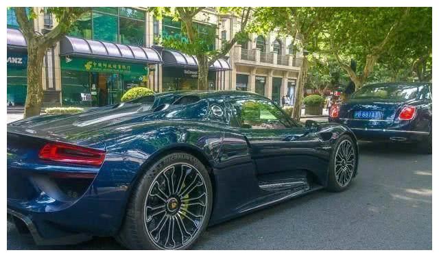 两人都是首富的儿子。一辆开劳斯莱斯,另一辆