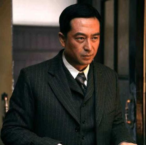 最近很火的张嘉译,走路姿势被模仿,没想到还有