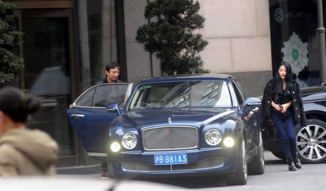 两人同是首富的儿子, 但是座驾相差十倍不止!