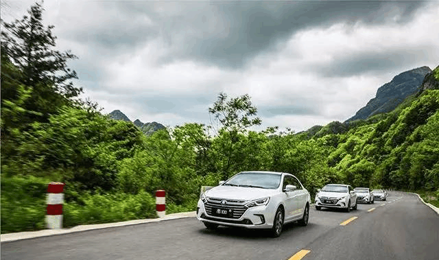 这款国产车不仅百公里5.9秒, 科技配置更是它的亮点