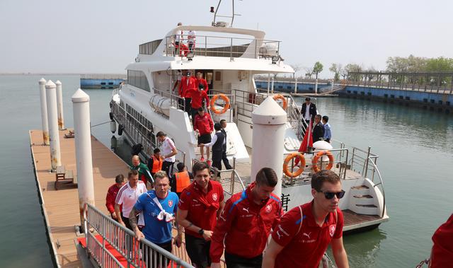 一带一路杯沙滩足球参赛球员为唐山湾国际旅