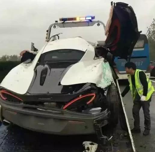 迈凯伦超跑在高速上被撞报废,车主:没事,这车才230万!