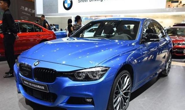 由于被吐槽内饰太丑，新款宝马3系也学奥迪A4L用了液晶仪表盘