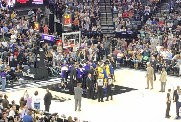 勇士麦考受伤被担架抬出,卡特自责现场落泪,双