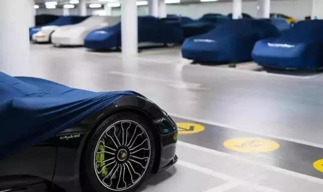 全球最贵的停车场莫过于4s店的举升机，1小时收费一千多元！