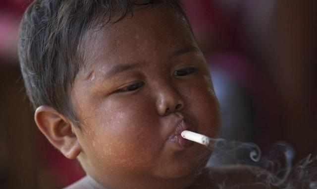 这个小孩每天吸烟40支香烟, 结果发生了什么?