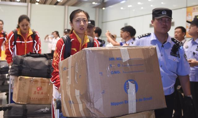 世界王者之师中国女排载誉归来!却被男足嘲