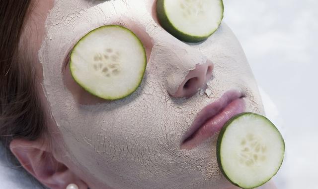 巧用火龙果皮制作水果面膜