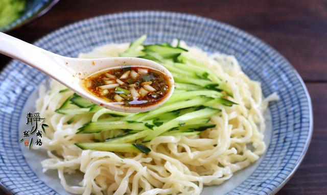 清凉美味的凉面条来了,让你吃上瘾,如何做一份营养凉面条?