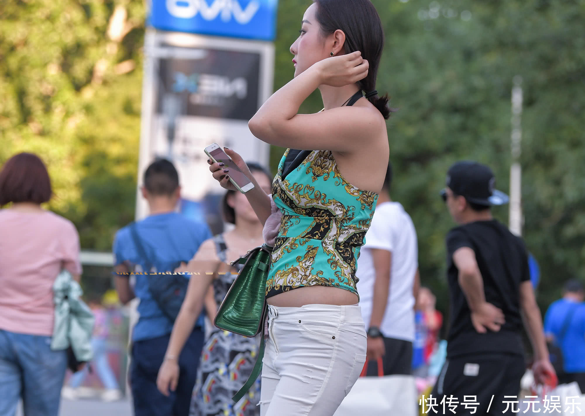 俏皮小姐姐吊带露背背心,将她肚子上那嘟嘟赘肉变得呆