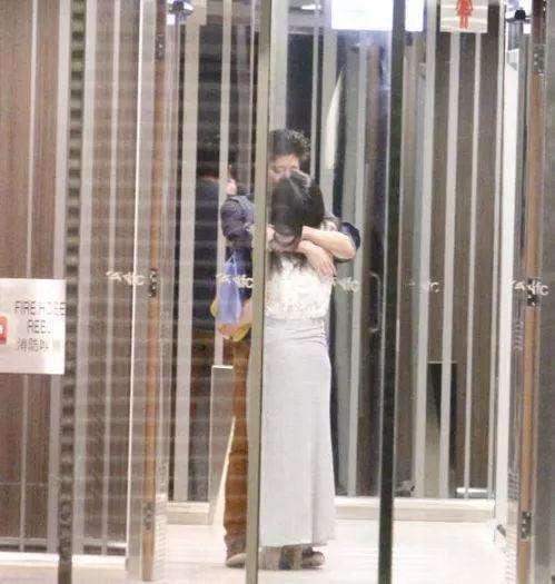 因厕所门被TVB开除坚强生存, 如今月入20万买楼又怀孕, 太励志了