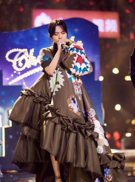 湖南卫视跨年亮点:关晓彤裙子,沈梦辰鼻子,吴昕垫子