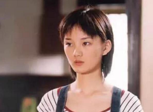 她曾在《红苹果乐园》里面给馨子当配角，如今事业爱情家庭丰收。