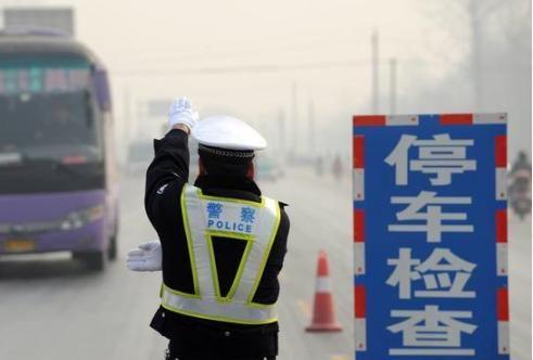 交警拦下正常行驶的帕萨特, 打开车门后, 全国卡车司机彻底怒了