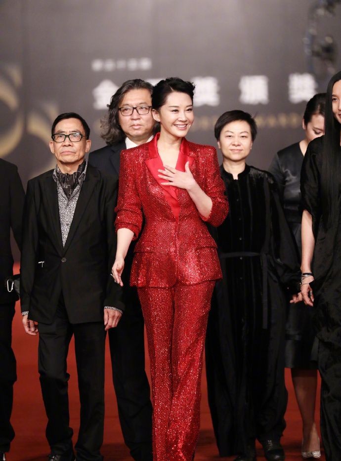 许晴入围金马奖最佳女配角,身穿闪亮红色西服
