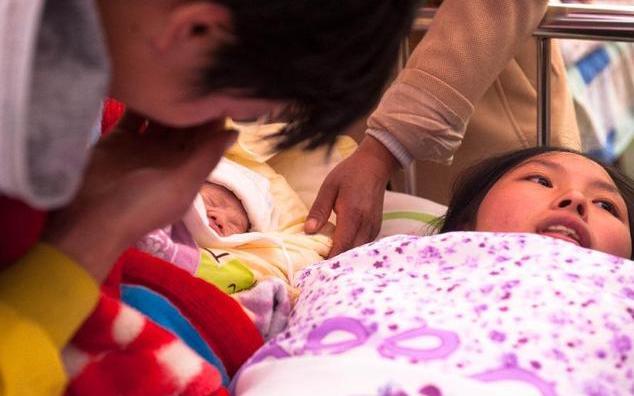 15岁孕妇剖腹产子,19岁男友扬言要“摔死”,连畜生不如啊