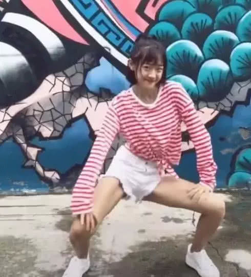 抖音女神代古拉跳性感热舞,看了她的短裤,网友