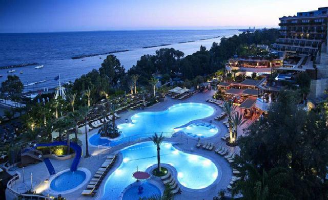 比中国县城还小的岛国, 分成3个国家, 一个富的