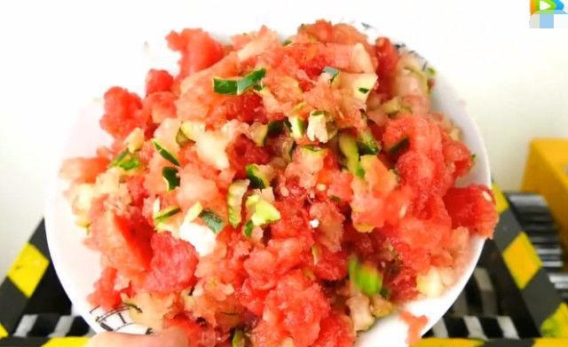 男子将十斤的西瓜扔到粉碎机里去皮, 没想到竟