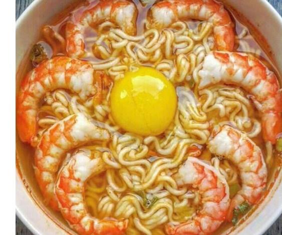 方便面配煎饺和煎蛋,再加上香甜的虾肉,这样一碗美食谁敢说它寒酸呢?