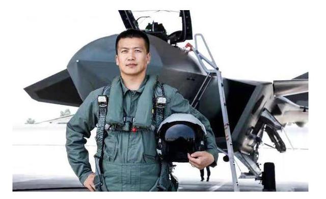 歼20帅哥飞行团长闪亮珠海,地方大学入伍,头盔装具霸气侧露