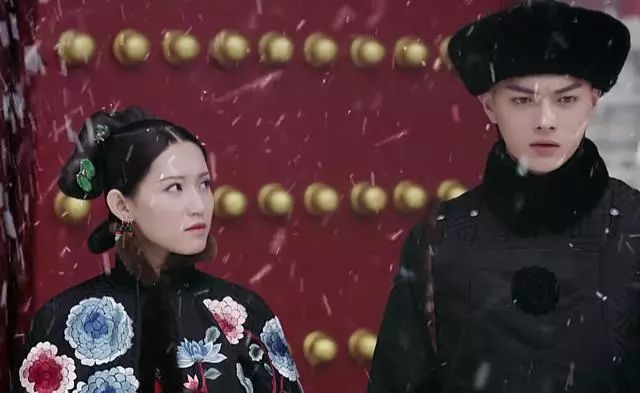 包衣奴才出身的尔晴并不爱傅恒,她曾为上位主