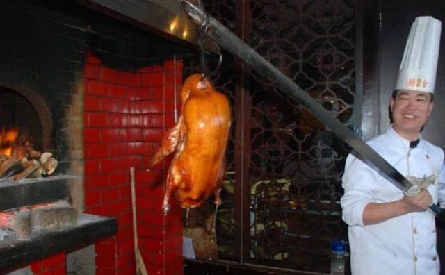 韩国人在中国吃烤鸭,结账时傻眼这算错钱了吧