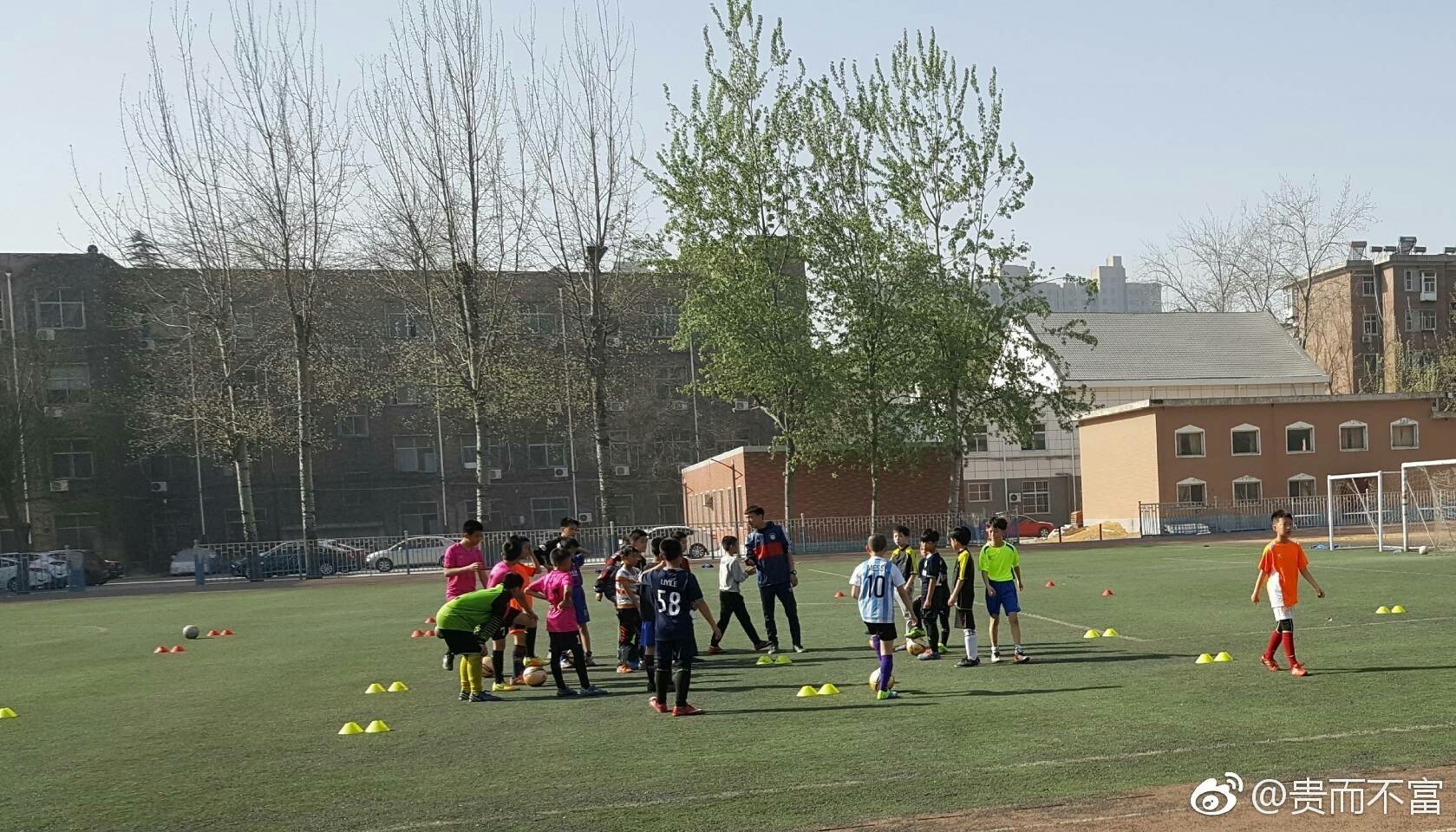 小学生足球训练必须把基础打好